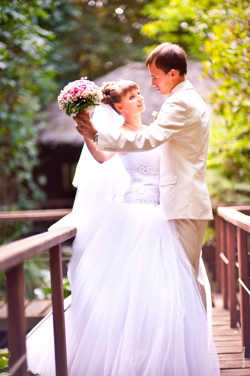 Фото жениха и невесты, олицетворяющее идиллию свадебного торжества