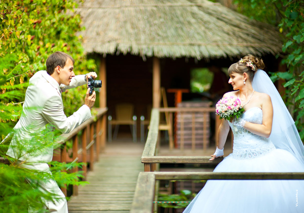 Фото жениха с фотокамерой «Зенит», фотографирующего невесту