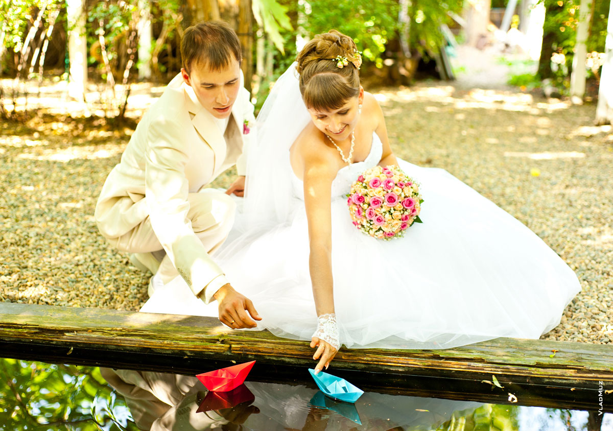 Фото жениха с невестой и два бумажных корабля у своей «пристани»