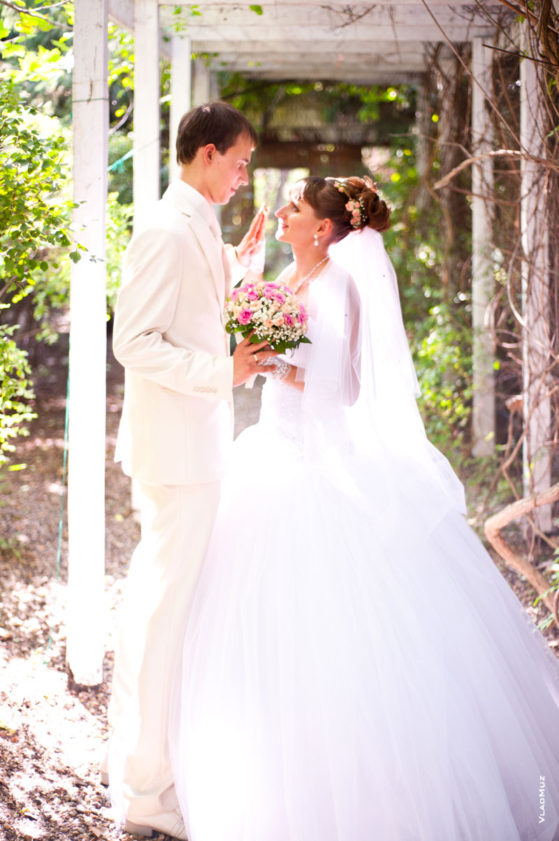 Красивое фото свадебной пары в полный рост в тенистой аллее ботанического сада Толоконникова