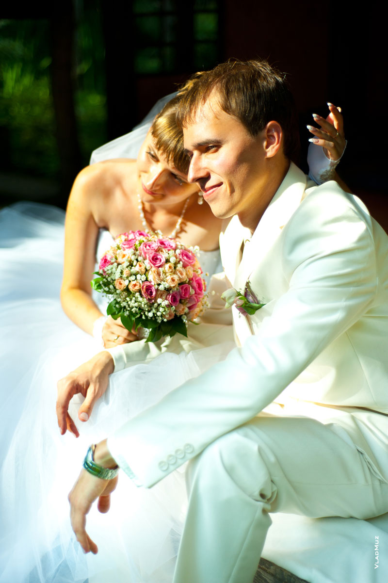 Фото жениха с невестой в солнечных лучах на террасе ботанического сада Толоконникова