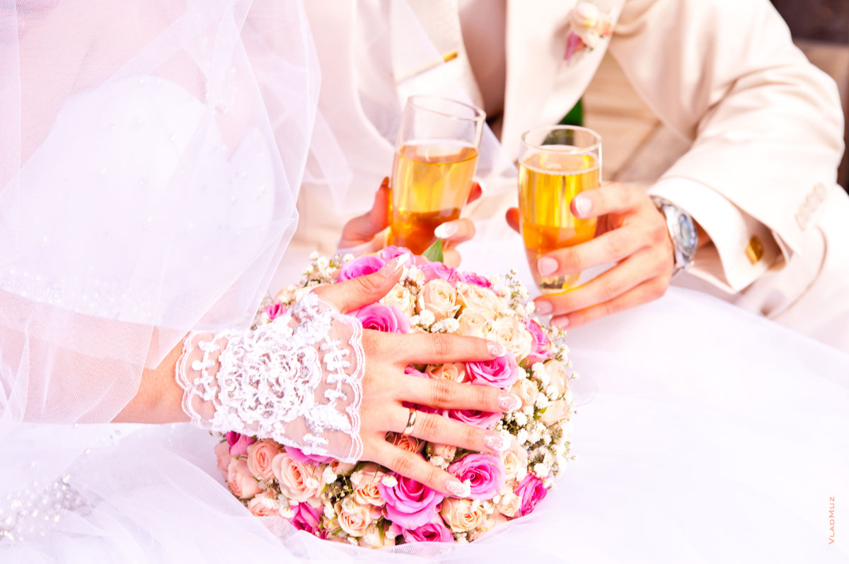 Свадебный фото натюрморт с букетом, рукой невесты и с бокалами шампанского