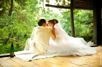 Фото свадебного поцелуя на террасе в ботаническом саду Толоконникова
