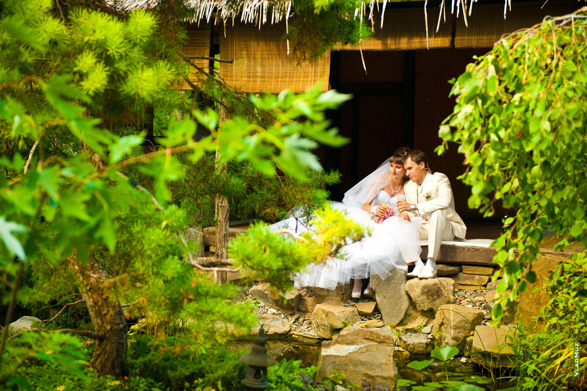 Красивое фото жениха и невесты на краю террасы в саду Толоконникова в Новочеркасске
