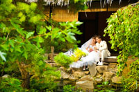 Еще одно красивое фото жениха и невесты, сидя на краю террасы в саду Толоконникова