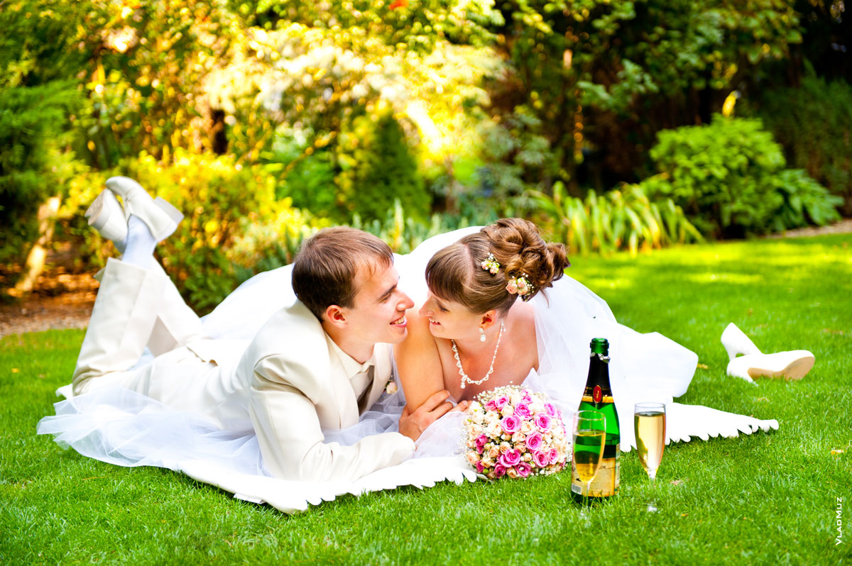 Фото жениха с невестой, лежа на лужайке ботанического сада Толоконникова в Новочеркасске