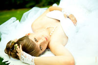 Фотография невесты, лежа на лужайке