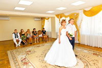 Фото молодоженов в ЗАГСе на Соцгороде в Новочеркасске на ул. Бердичевского в начале церемонии регистрации брака