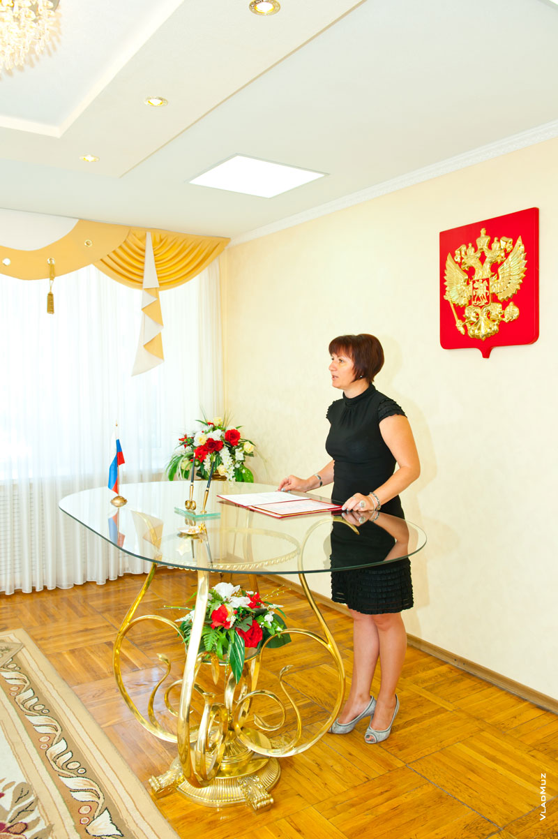 Фото специалиста ЗАГСа в черном платье на Соцгороде в Новочеркасске