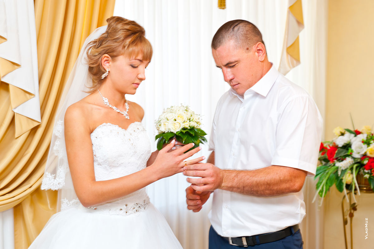 Фото жениха, надевающего обручальное кольцо невесте