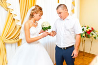 Невеста надевает обручальное кольцо жениху