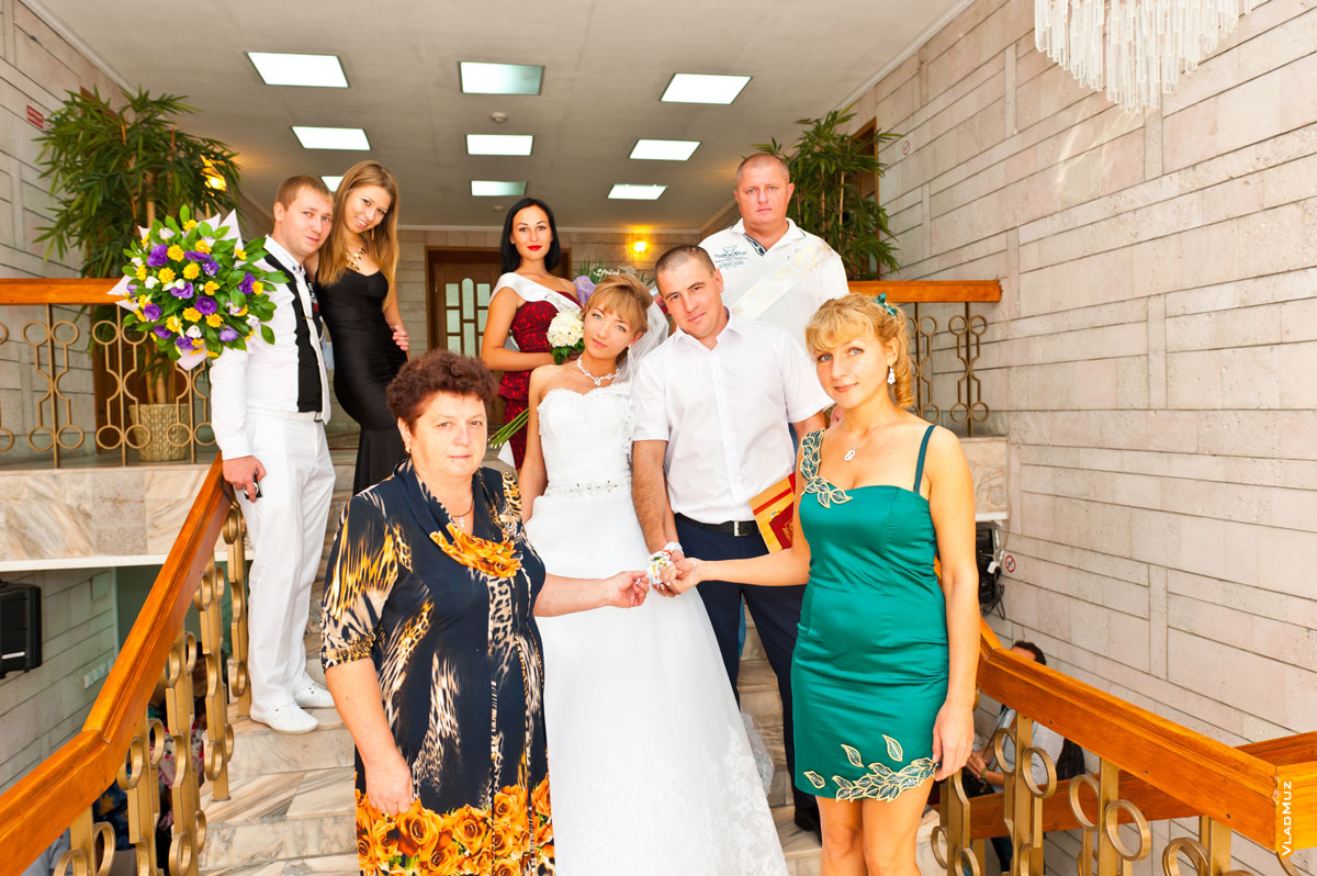 Групповое свадебное фото на лестнице в ЗАГСе на Соцгороде в Новочеркасске на ул. Бердичевского