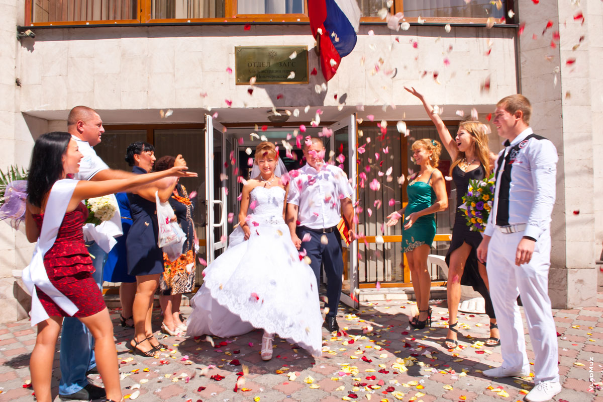 Торжественный выход жениха и невесты из ЗАГСа на Соцгороде в Новочеркасске с овациями и фейерверком из лепестков роз
