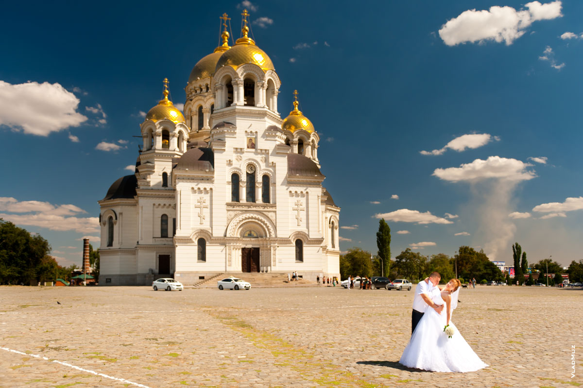 Фото жениха в объятиях с невестой на Соборной площади перед Вознесенским Войсковом Кафедральным собором в Новочеркасске