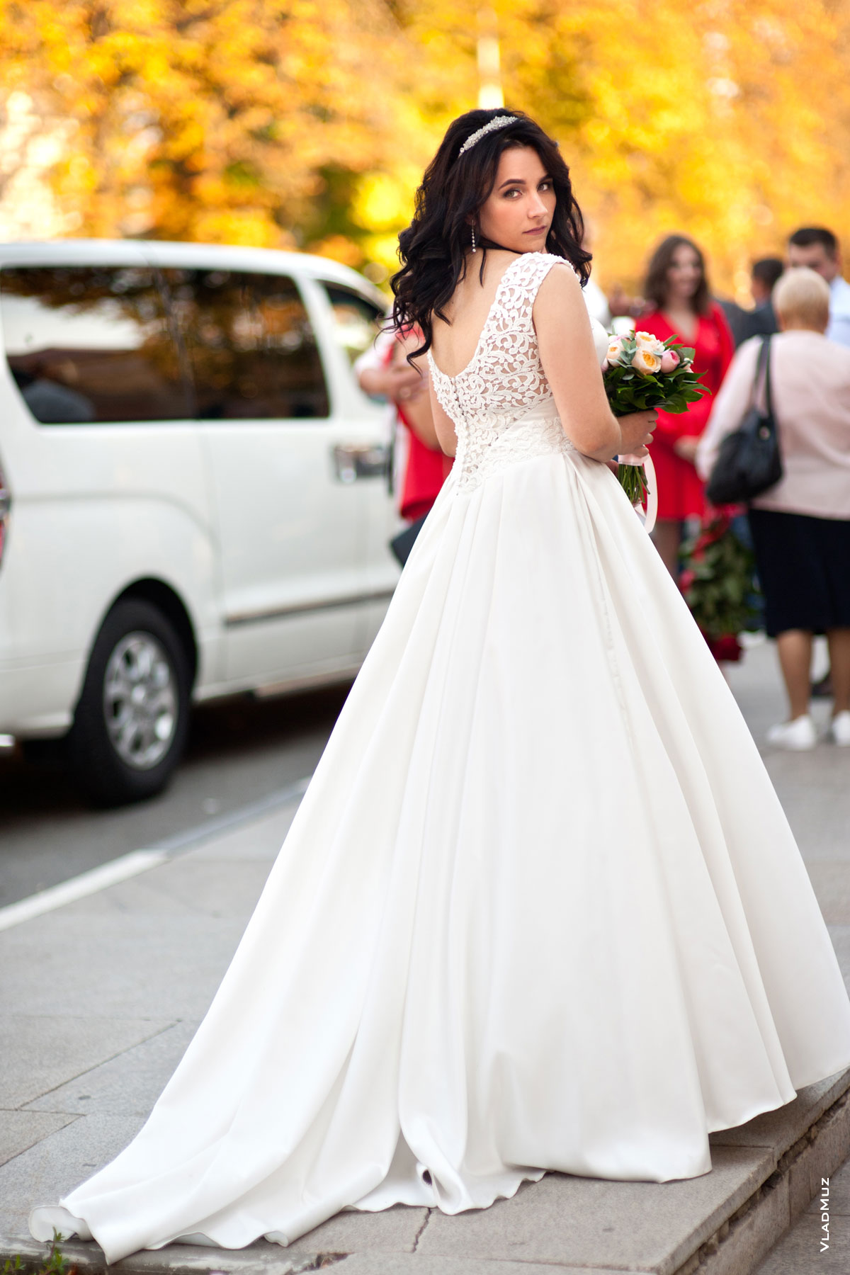 Фото невесты в свадебном платье со шлейфом, со спины, в полный рост