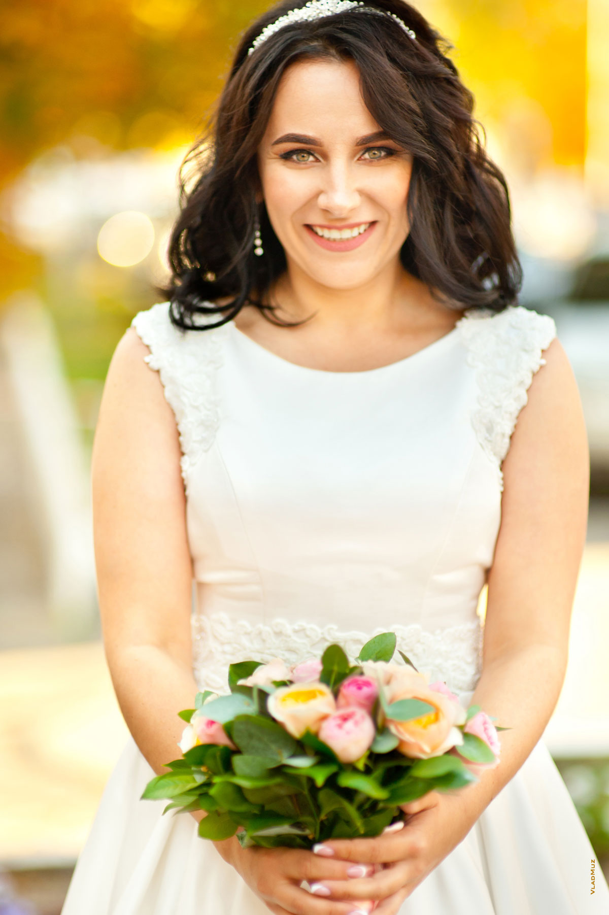 Фото веселой невесты с букетом в руках