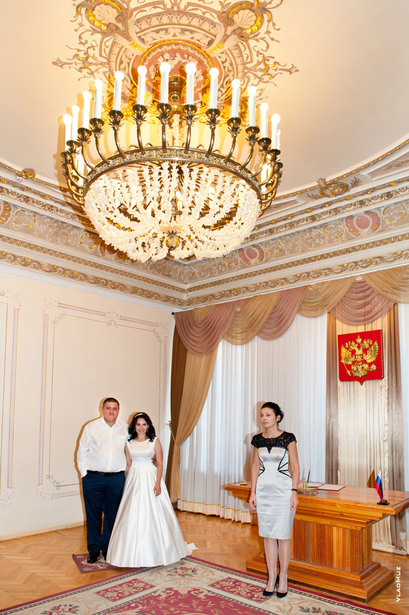 ЗАГС в Новочеркасске на Московской: фото сотрудника ЗАГСа и молодоженов в интерьере Дворца бракосочетаний