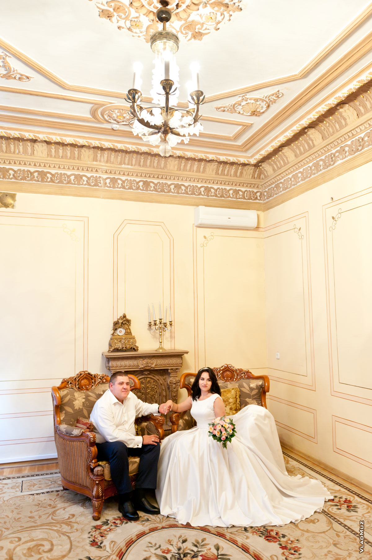 ЗАГС в Новочеркасске на Московской: фото молодоженов в интерьерах Дворца бракосочетаний
