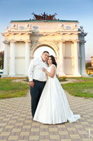 Свадебный фотопортрет молодоженов на фоне Триумфальной арки в Новочеркасске