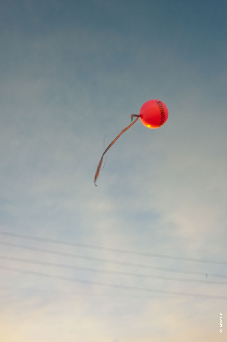 Фото улетающего в небо красного воздушного шара с надписью «Холостяк»