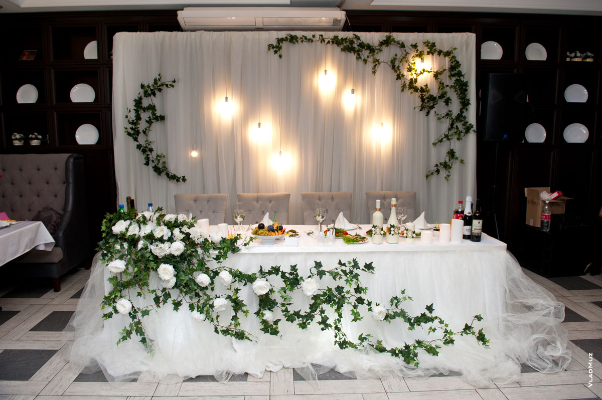Фото украшенного свадебного стола молодоженов и почетных свидетелей в кафе «Восток-Запад» в Новочеркасске