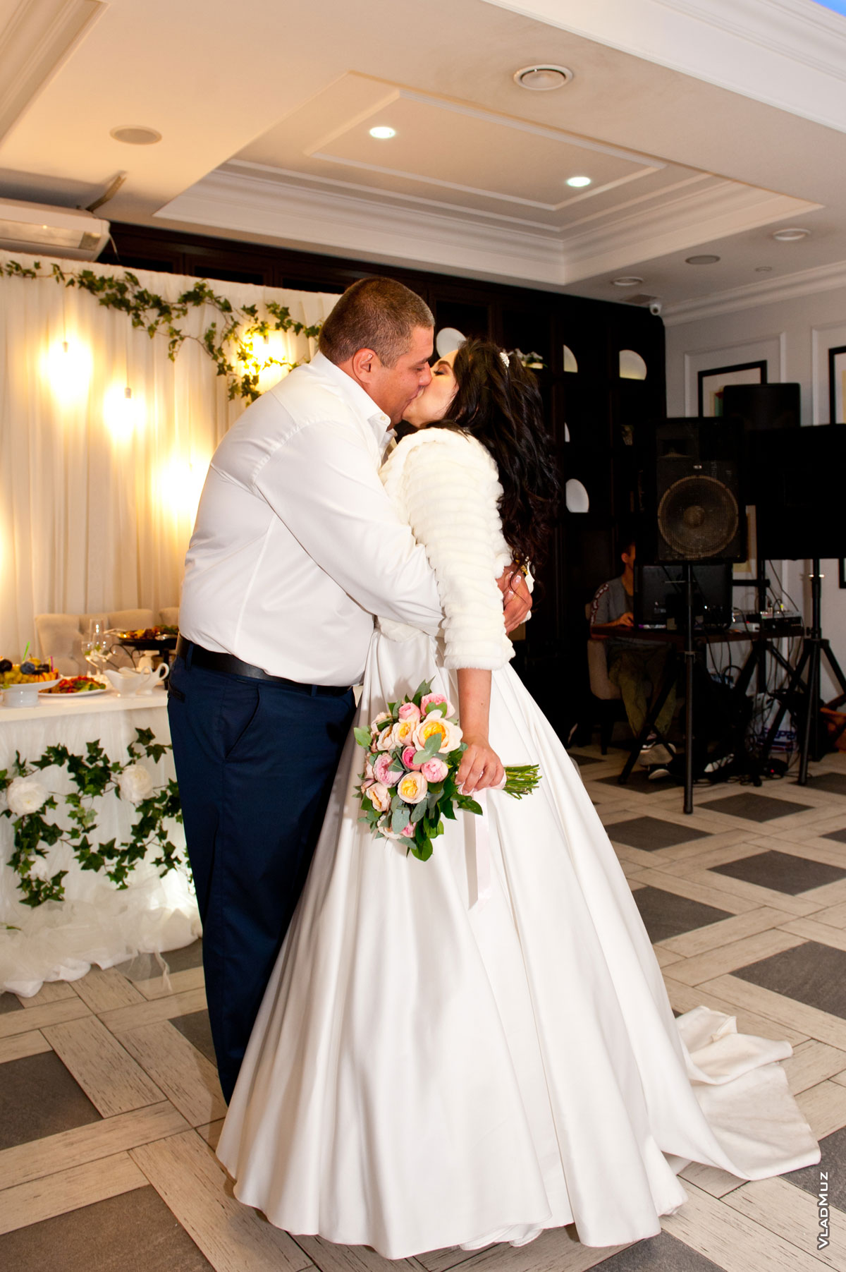 Фото свадебного поцелуя жениха и невесты в кафе «Восток-Запад» в Новочеркасске