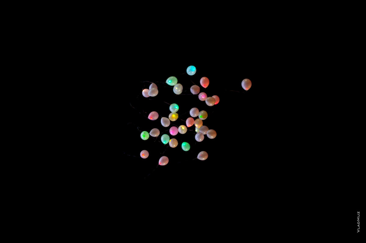 Фото светящихся свадебных воздушных шаров в ночном небе, летящих в «космос»