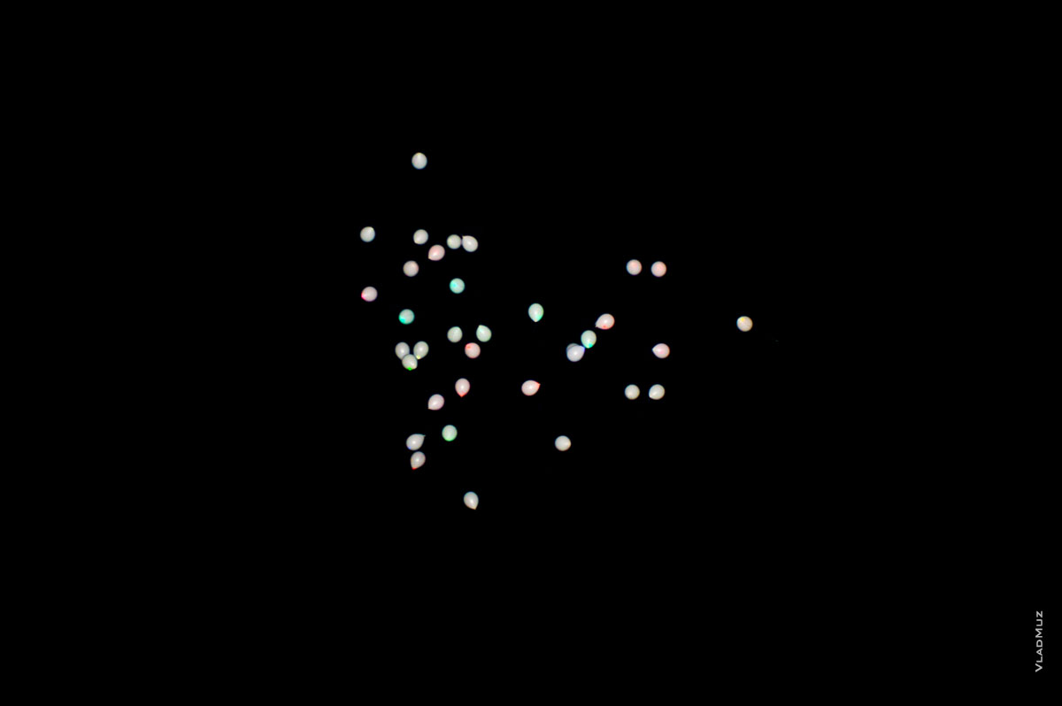 Фото улетающих в ночное небо свадебных воздушных шаров