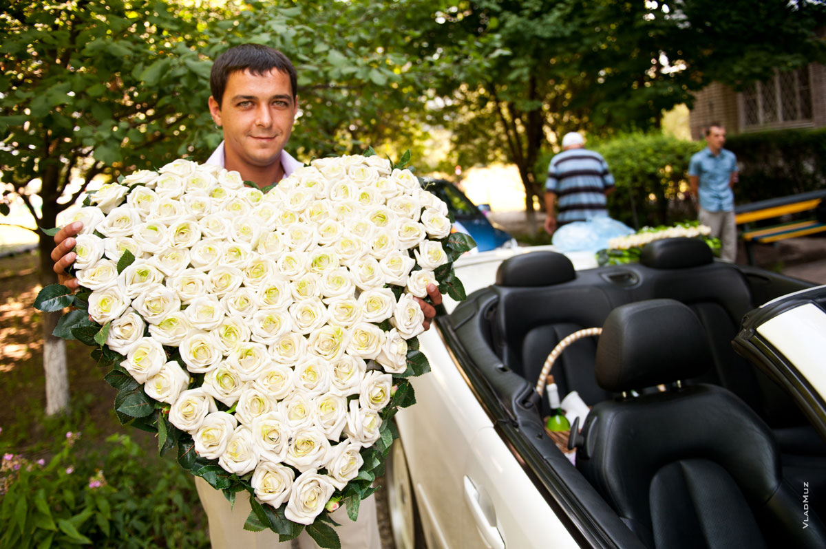 Фото почетного свидетеля с сердцем из белых роз для украшения белого Мерседеса