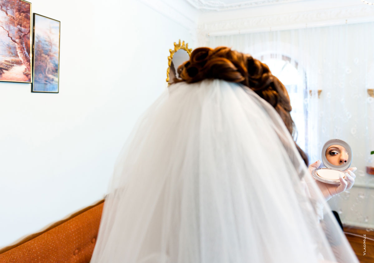 Фотография невесты с зеркальцем