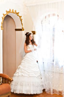 Фотография невесты у окна в ожидании жениха