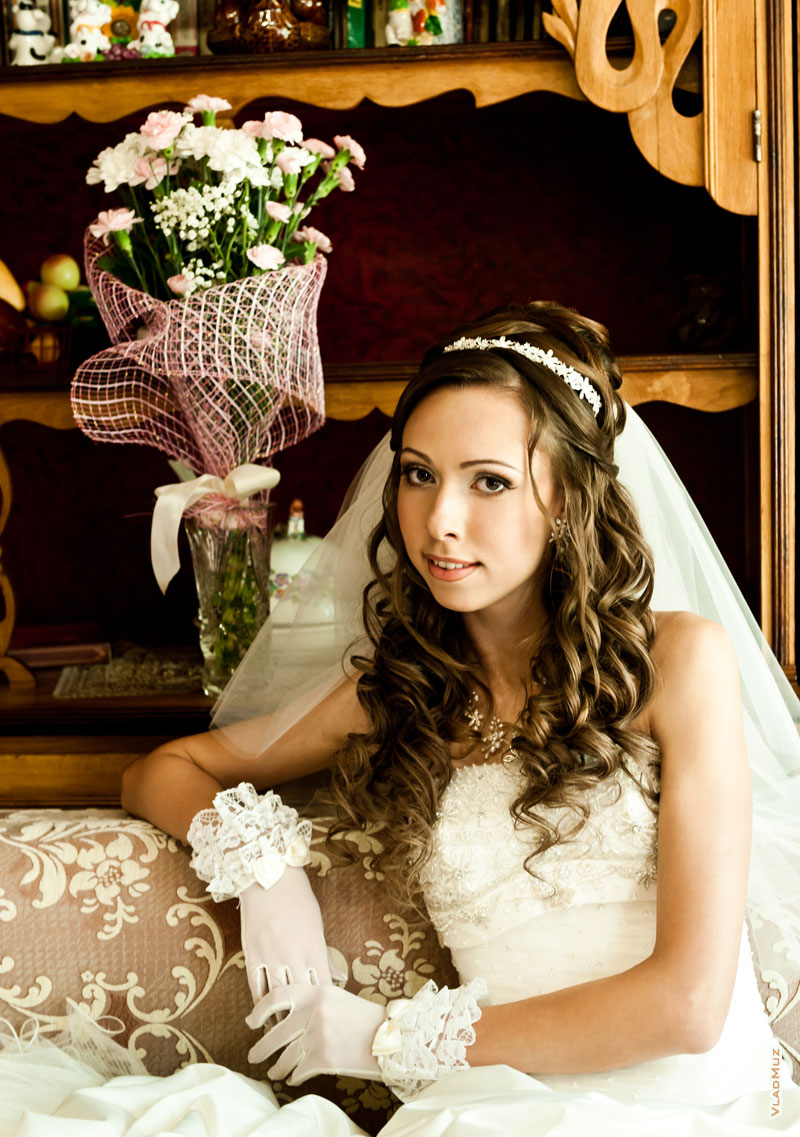 Фотопортрет красивой невесты в домашнем интерьере