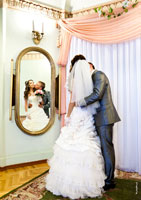 Фото поцелуя жениха и невесты перед зеркалом в ЗАГСе Новочеркасска