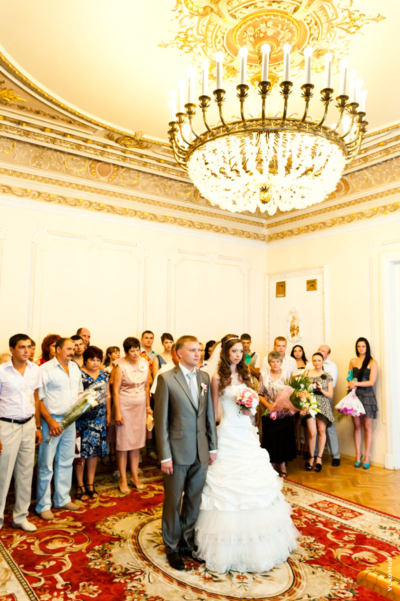 Фото из галереи «Свадьба в Новочеркасске»: в новочеркасском ЗАГСе висят прекрасные люстры