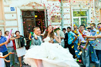 Торжественный вынос невесты из новочеркасского ЗАГСа, дождь из лепестков роз и салют из хлопушек