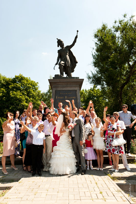 Групповая свадебная фотография перед атаманом Платовым в Новочеркасске на память