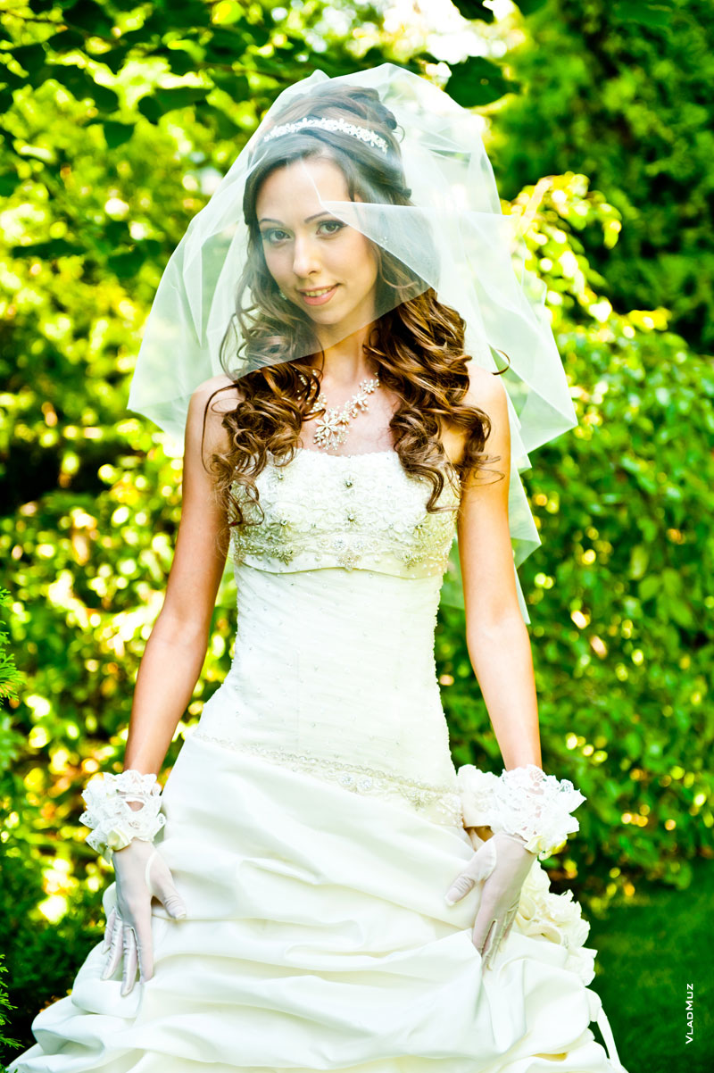 Поясной фотопортрет невесты в платье, белых перчатках и фате