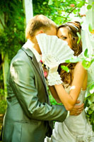 Интригующая фотография влюбленных: невеста прячет лица веером