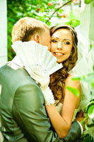 Эмоциональный свадебный фотопортрет невесты с веером