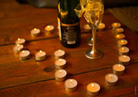 Фото натюрморт на полу из горящих свечей и шампанского с бокалами