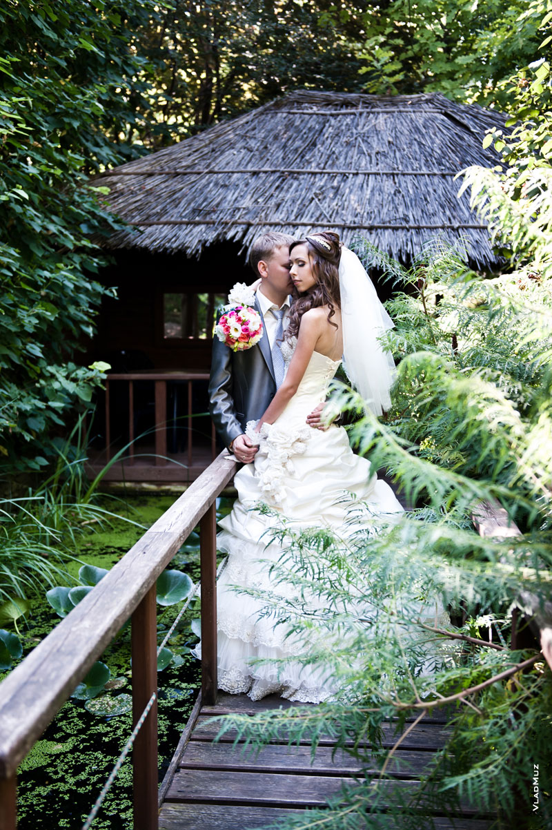 Фото свадебной пары на мостике в саду Толоконникова