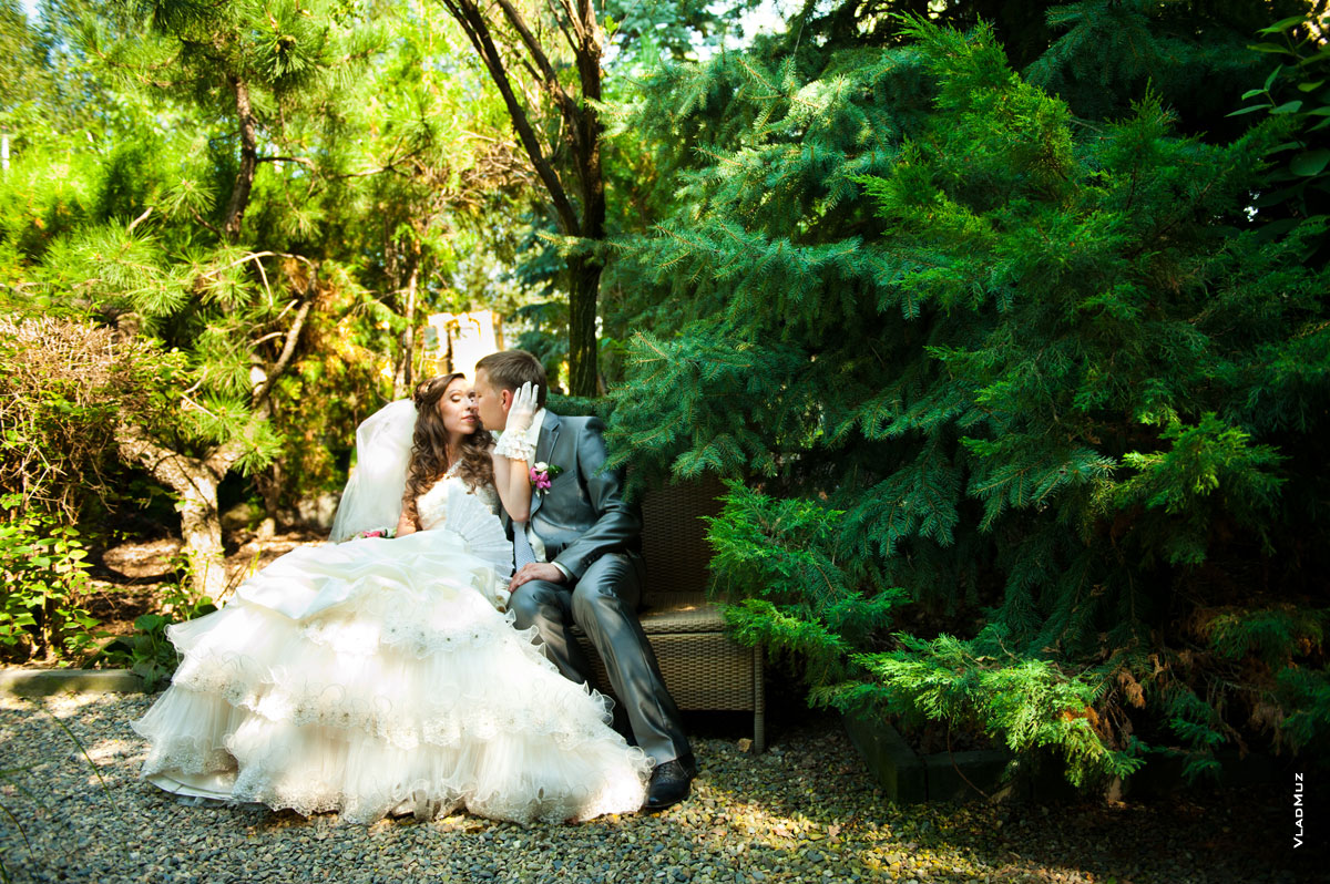 Фото романтического момента свадебной фотосессии в саду