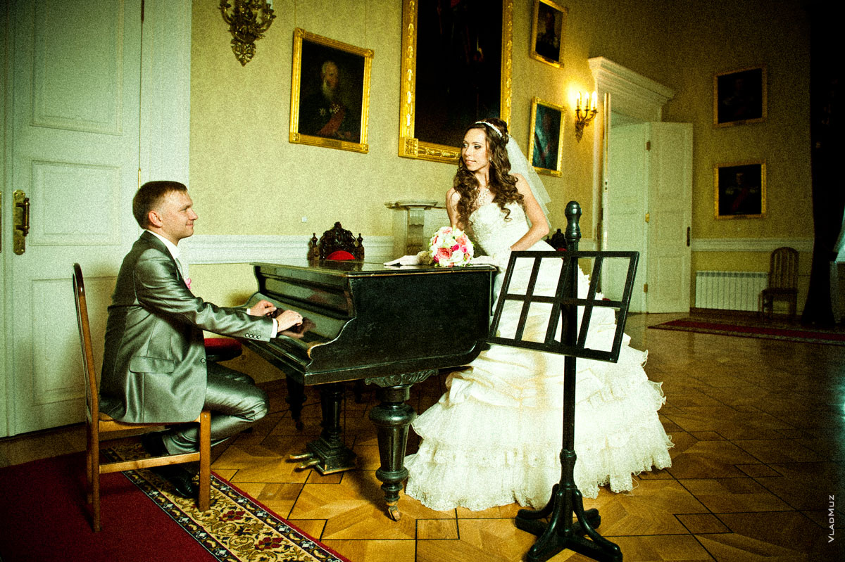 Фото жениха, играющего для невесты на фортепиано