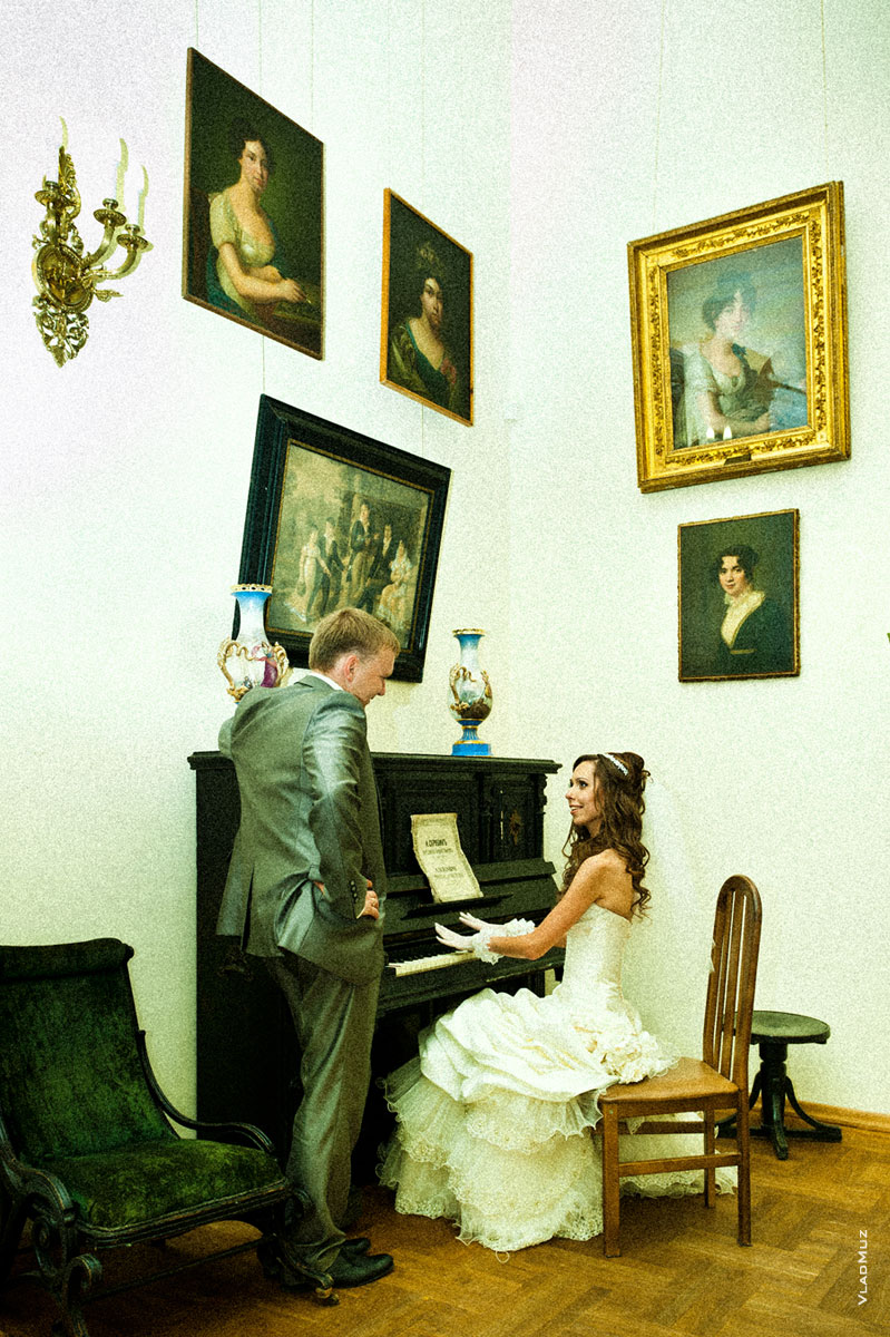 Фото невесты, играющей на пианино. Жених стоит рядом