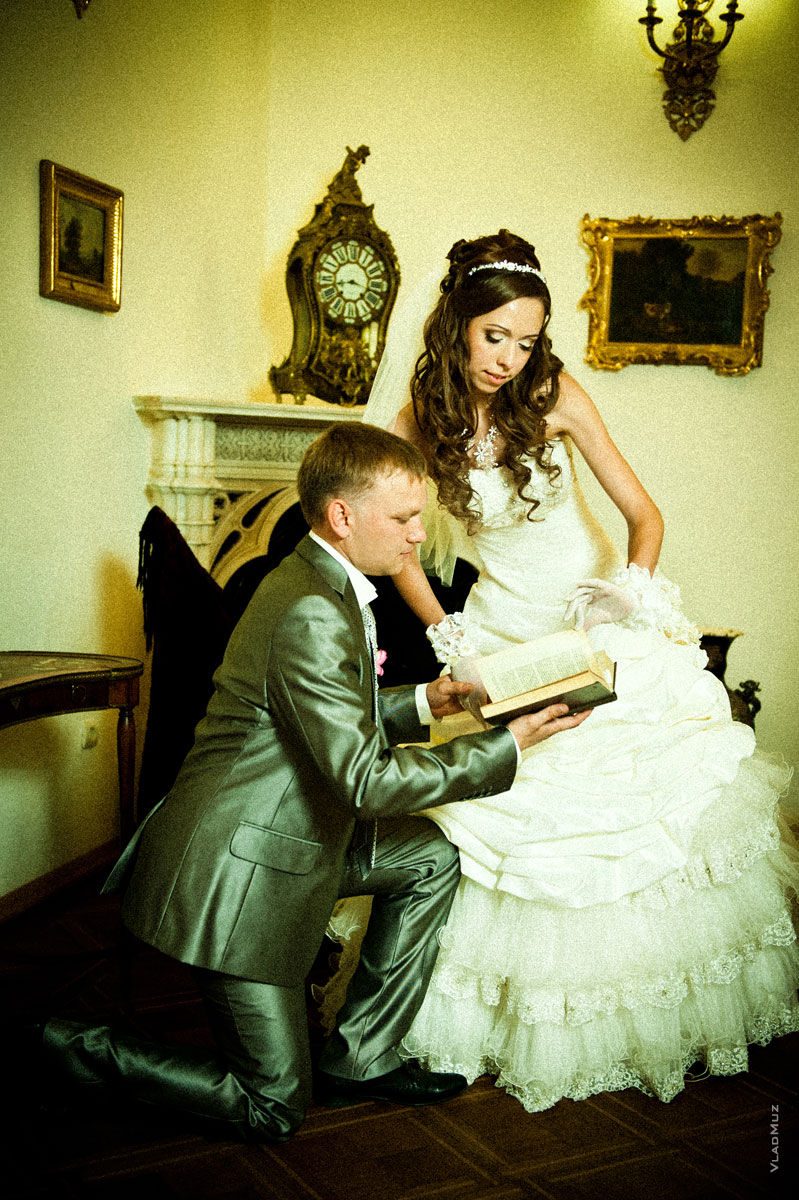 Фото жениха, читающего невесте на колене лирические стихи