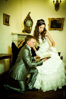 Жених на колене читает невесте лирические стихи