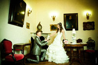 Фото жениха с томиком Пушкина на колене перед невестой в залах Атаманского дворца