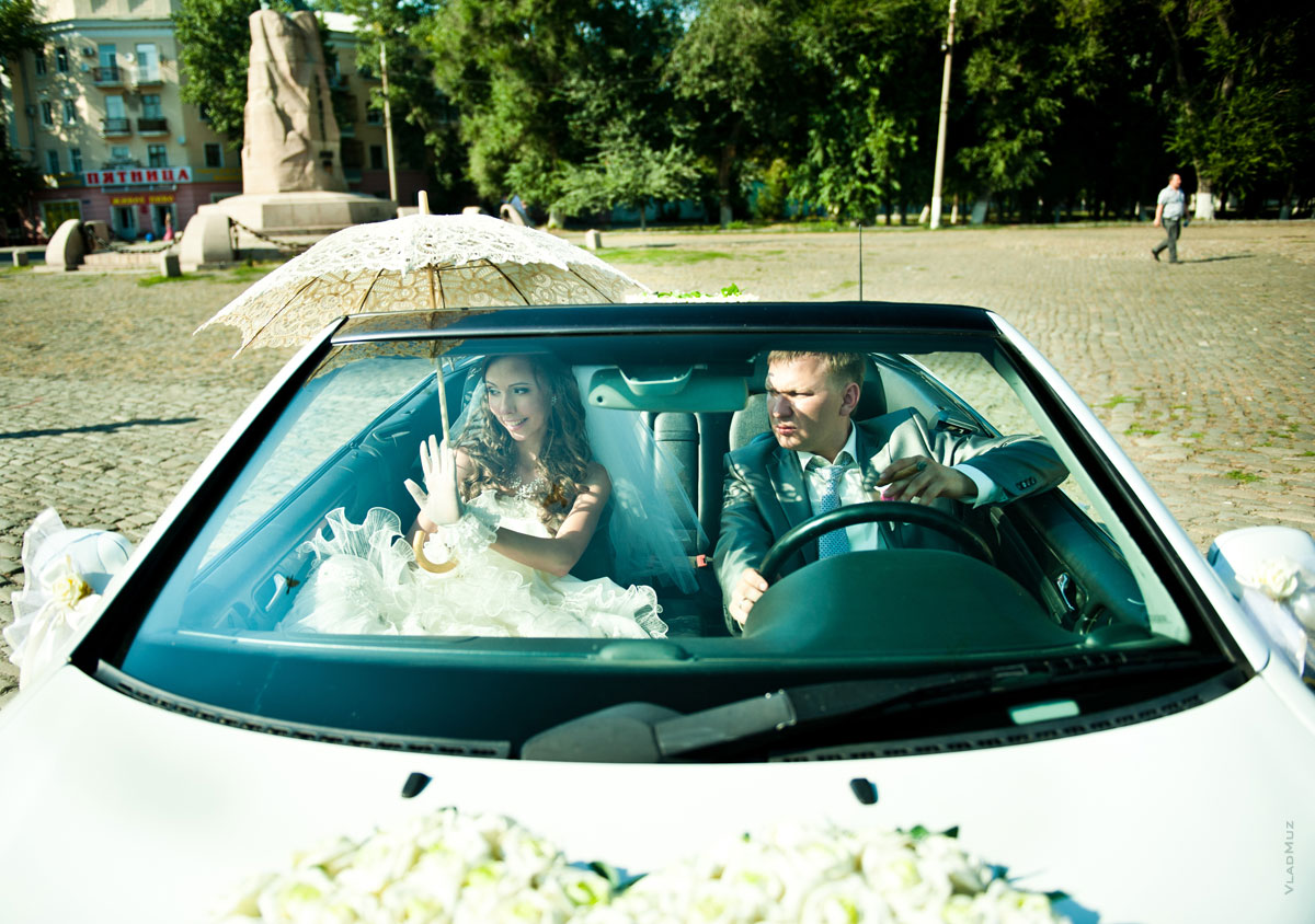 Фото жениха с невестой внутри свадебного кабриолета