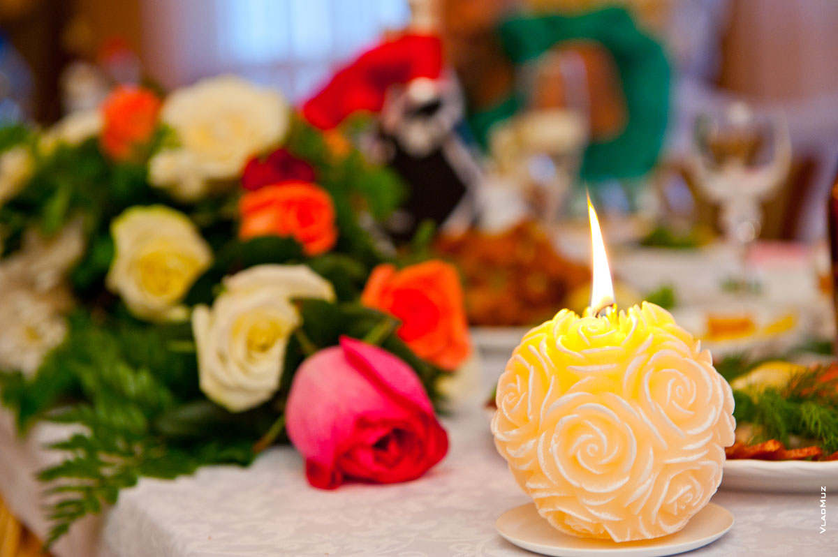 Фото натюрморт: свеча семейного очага и цветы на столе