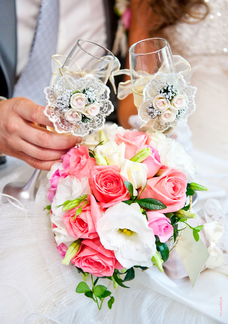 Фото свадебных бокалов и букета невесты